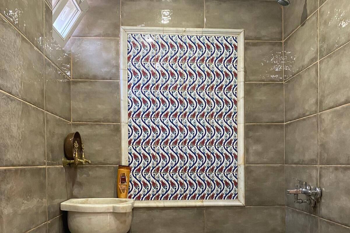 Un baño con inodoro, lavamanos y ducha.