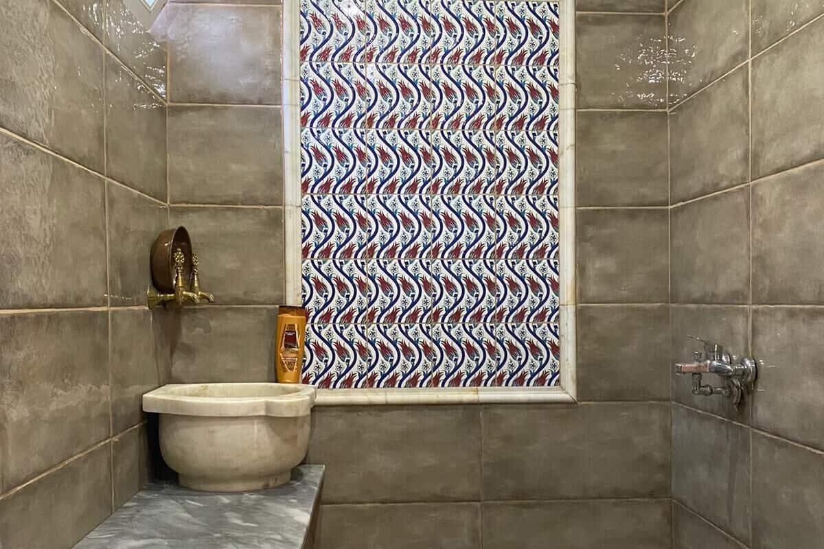 combined shower/bathtub, free toiletries, hair dryer, towels