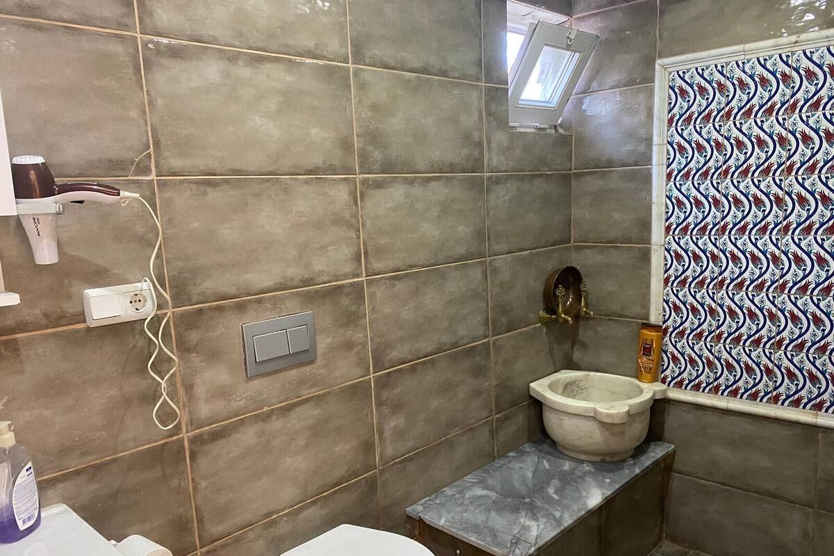 Combined shower/bathtub, free toiletries, hair dryer, towels
