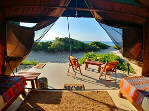 Tente familiale, vue sur la mer | Repas dans la chambre