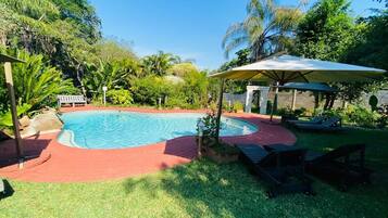 Außenpool, Sonnenschirme, Liegestühle