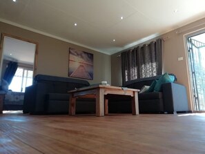 Comfort-Apartment, 2 Schlafzimmer | Wohnbereich | Fernseher