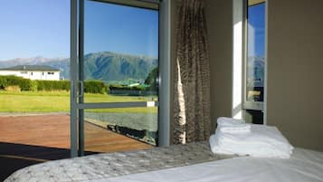 3 bedrooms, desk, soundproofing, iron/ironing board