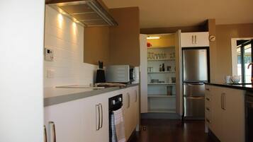 Køleskab, mikrobølgeovn, ovn, kogeplade