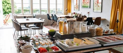 Frokostbuffé hver dag (SEK 150 per person)
