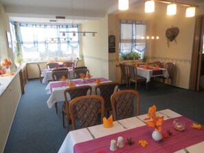 Breakfast and dinner served, Regional cuisine - Heidehotel Letzlingen (Gardelegen)