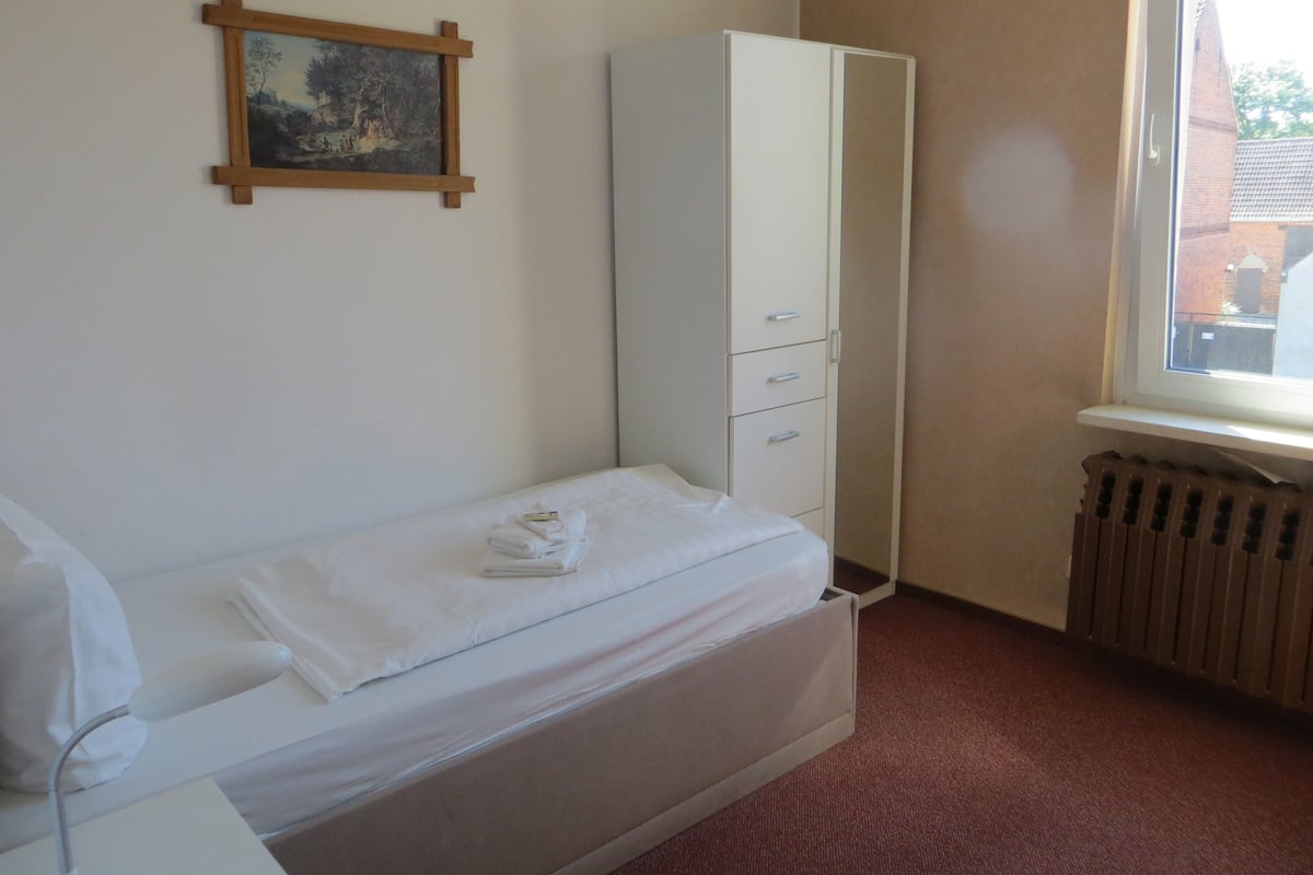 Desk, soundproofing, free WiFi, bed sheets