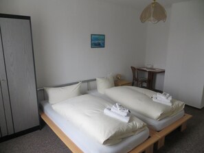 Desk, soundproofing, free WiFi, bed sheets - Heidehotel Letzlingen (Gardelegen)