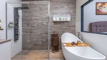 Exclusive Suite, 1 King Bed, Non Smoking | Bathroom