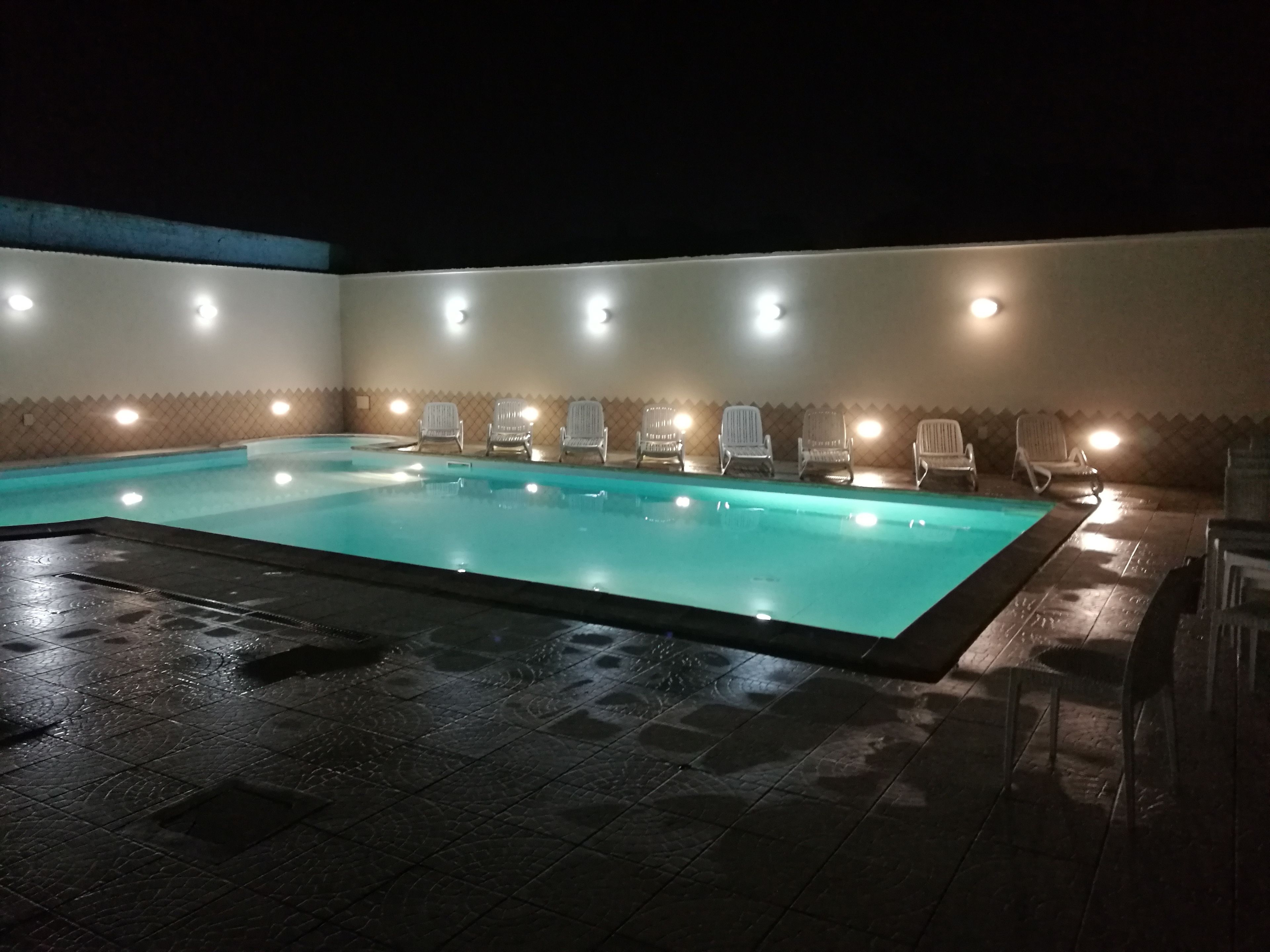 季节性开放的室外游泳池，10:00 至 19:30 开放，池畔遮阳伞，日光浴躺椅