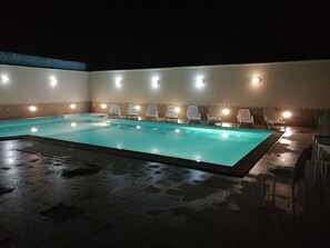 Seasonal outdoor pool, open 10:00 AM to 7:30 PM, pool umbrellas - Garden Inn (Capua)