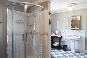 Habitación Deluxe, 2 habitaciones, habitaciones conectadas, planta baja | Regadera en el baño