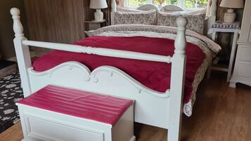 Quarto casal superior, vista para o jardim | 1 quarto, individualmente decorados, individualmente mobiliados