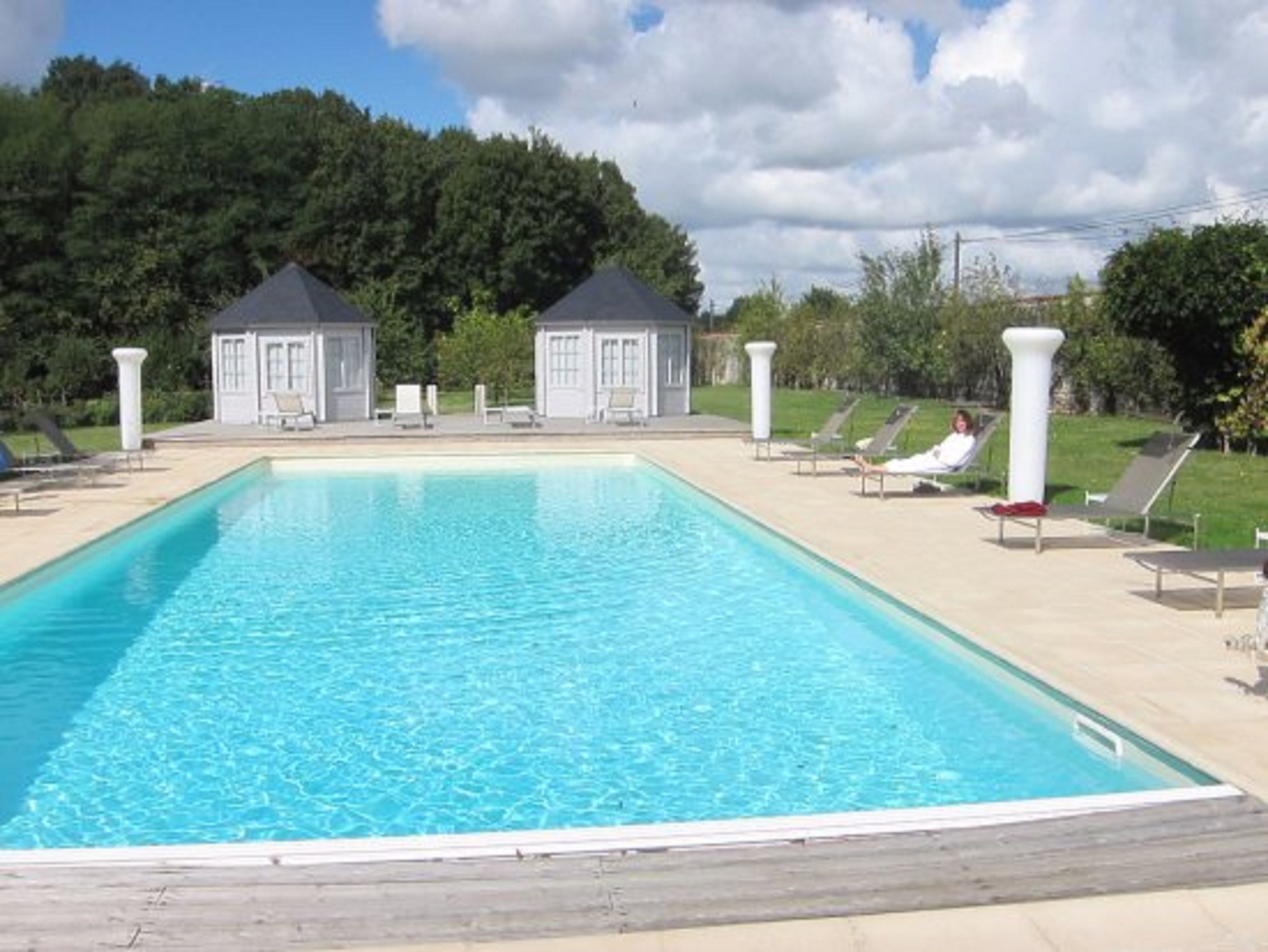 Utendørsbasseng, bassengparasoller og solsenger