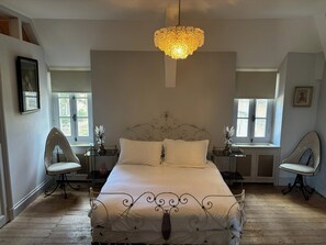 Individually decorated, individually furnished, blackout curtains - Château De La Goujonnerie (Loge-Fougereuse)