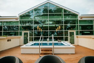 Couples treatment room(s), sauna, hot tub, steam room, body treatments