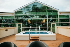 Parihoitohuone(ita), sauna, poreallas, höyrysauna, vartalohoitoja