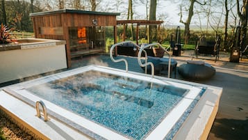 Couples treatment room(s), sauna, hot tub, steam room, body treatments