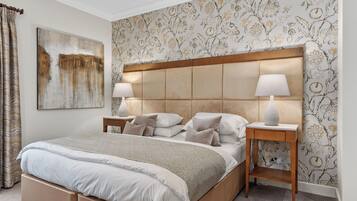 Deluxe dubbelrum eller tvåbäddsrum | Värdeförvaringsskåp på rummet, strykjärn/strykbräda och gratis wi-fi