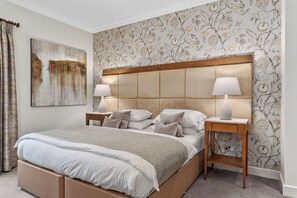 Habitación Deluxe con 1 cama doble o 2 individuales | Caja fuerte, tabla de planchar con plancha, wifi gratis y ropa de cama