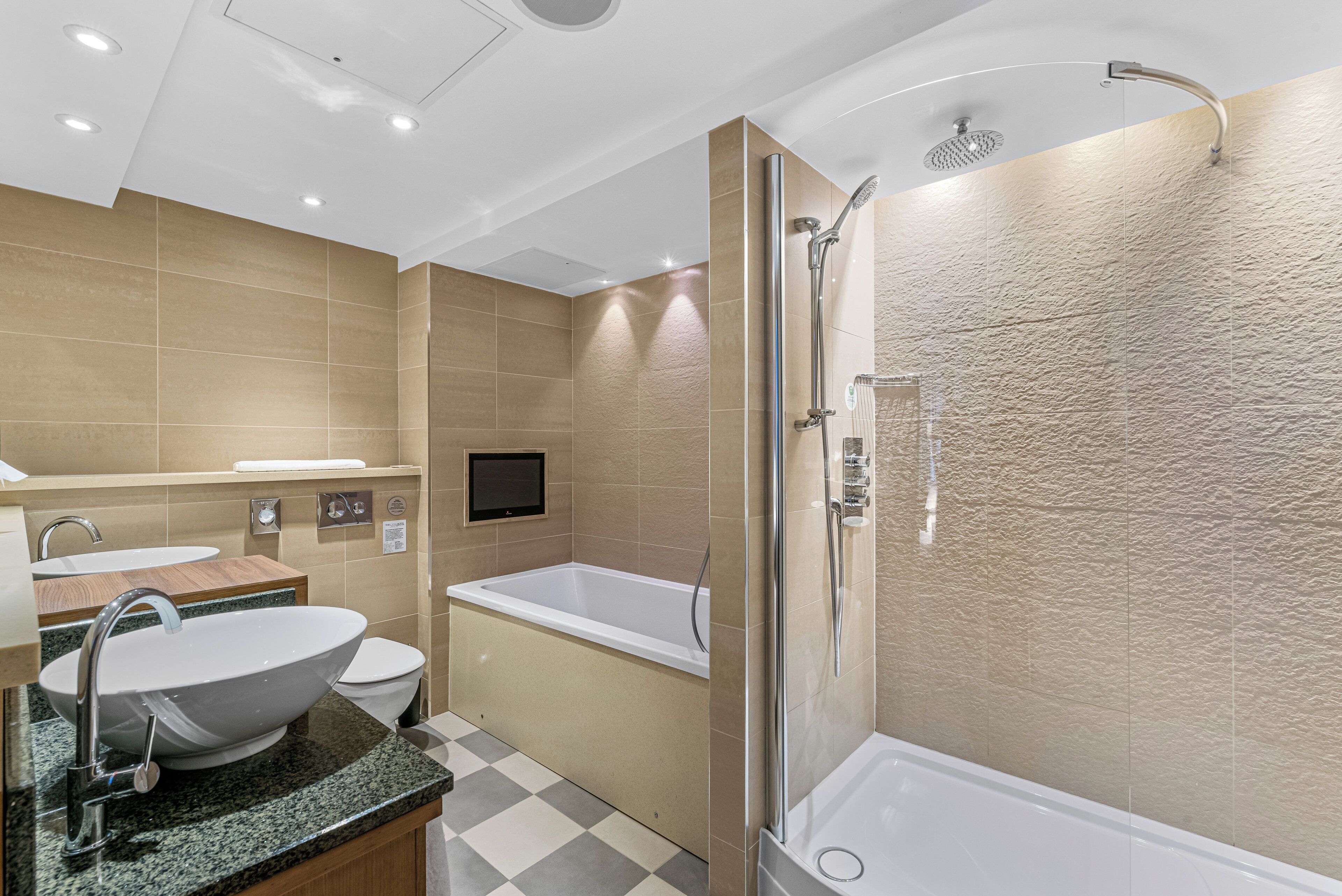 Un baño moderno con un lavamanos grande, inodoro y bañera.