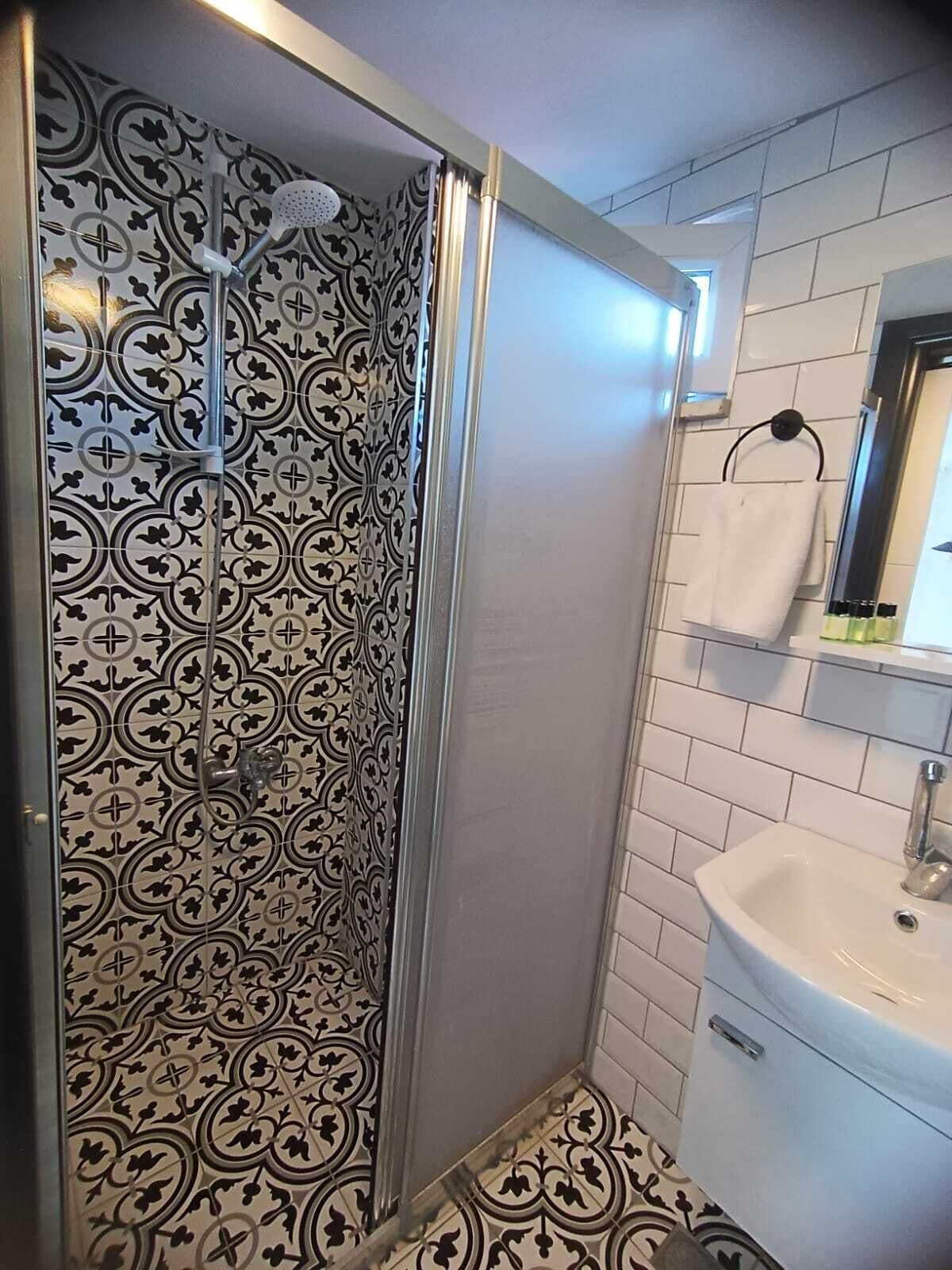 Habitación, terraza | Baño | Ducha, artículos de higiene personal gratuitos y secador de pelo