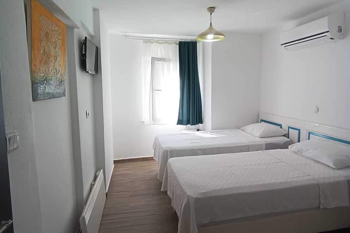 Ropa de cama de alta calidad, minibar y tabla de planchar con plancha