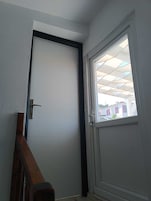 Quarto, terraço | Roupas de cama premium, frigobar, ferros/tábuas de passar roupa