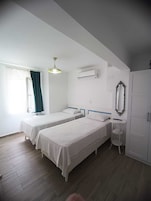 Ropa de cama de alta calidad, minibar y tabla de planchar con plancha 