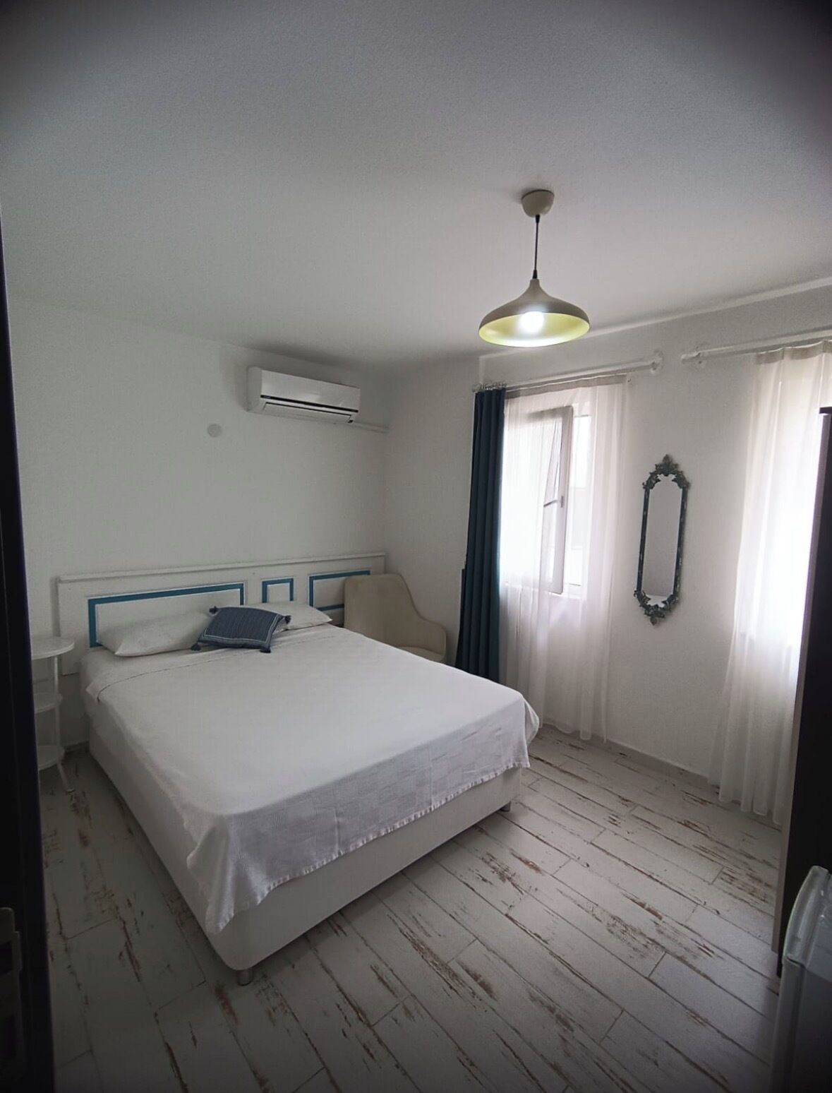 Standaard tweepersoonskamer | Luxe beddengoed, een minibar, een strijkplank/strijkijzer, gratis wifi