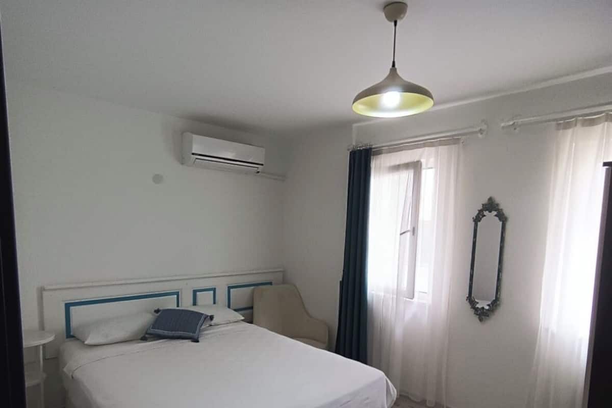 Ropa de cama de alta calidad, minibar y tabla de planchar con plancha