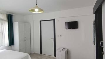Ropa de cama de alta calidad, minibar y tabla de planchar con plancha