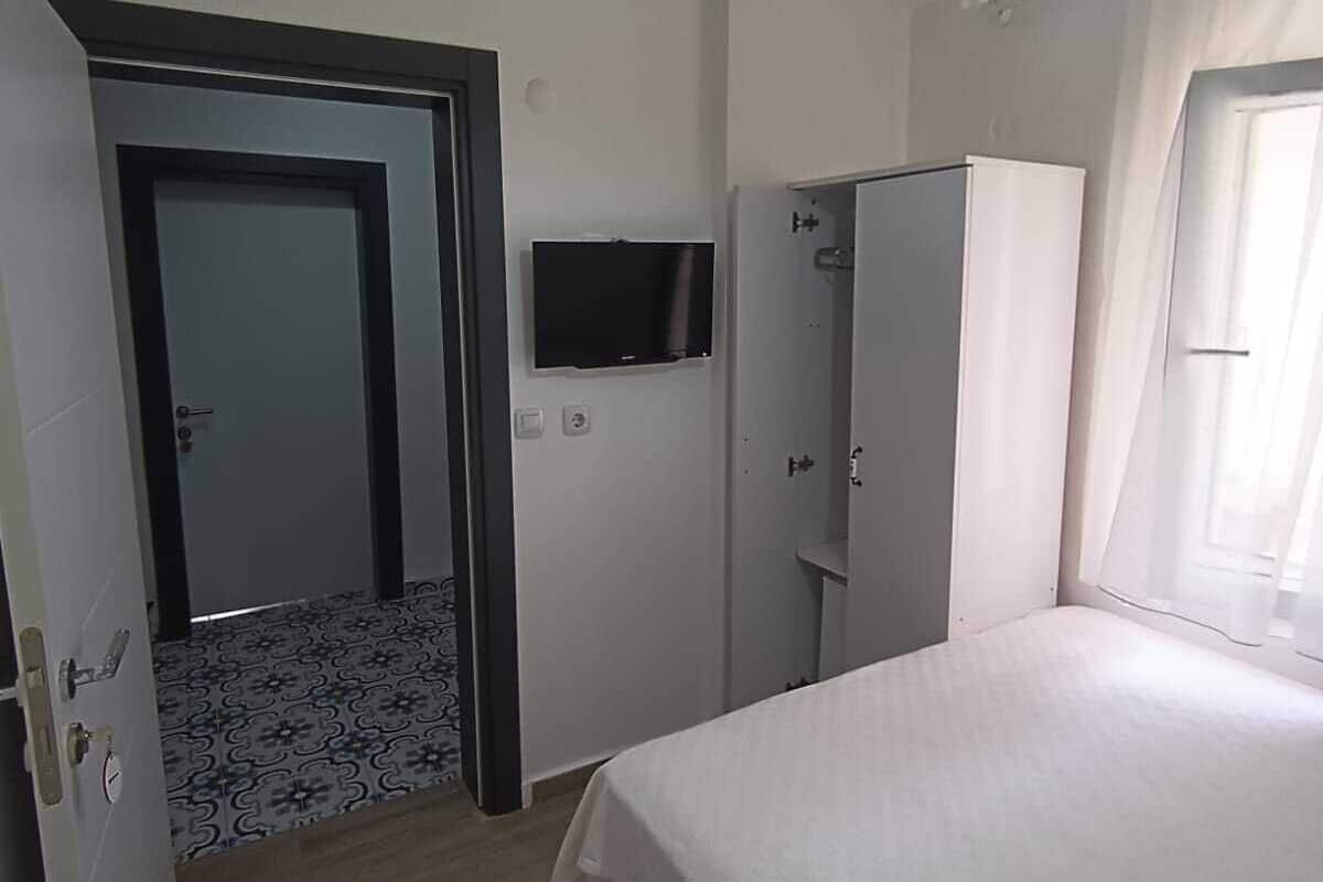 Ropa de cama de alta calidad, minibar y tabla de planchar con plancha