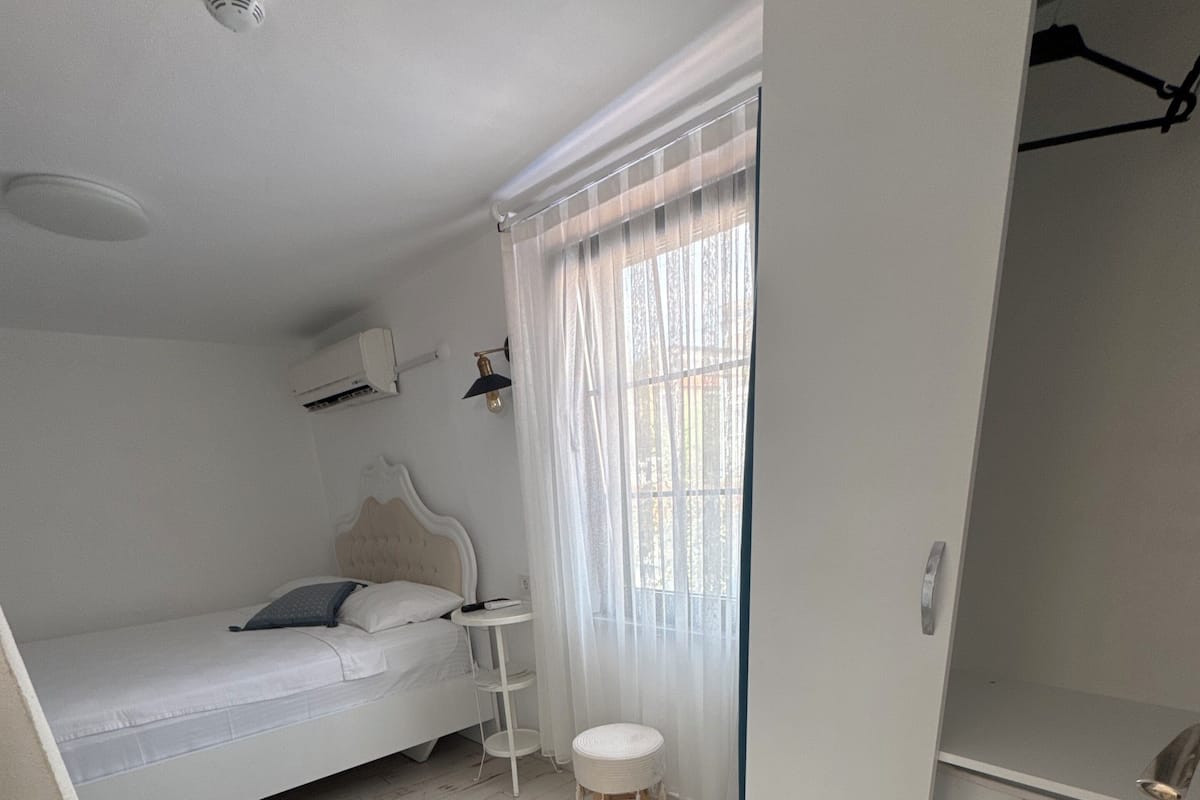 Ropa de cama de alta calidad, minibar y tabla de planchar con plancha