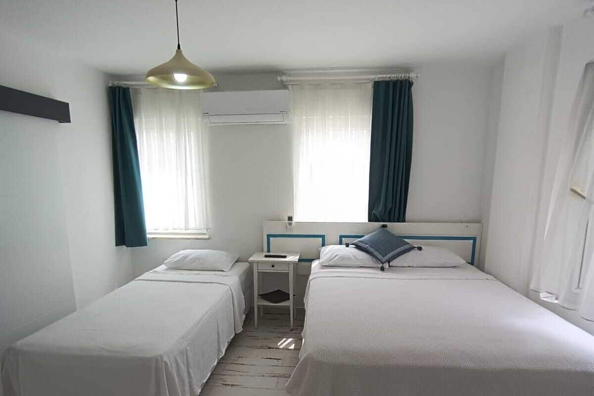 Ropa de cama de alta calidad, minibar y tabla de planchar con plancha