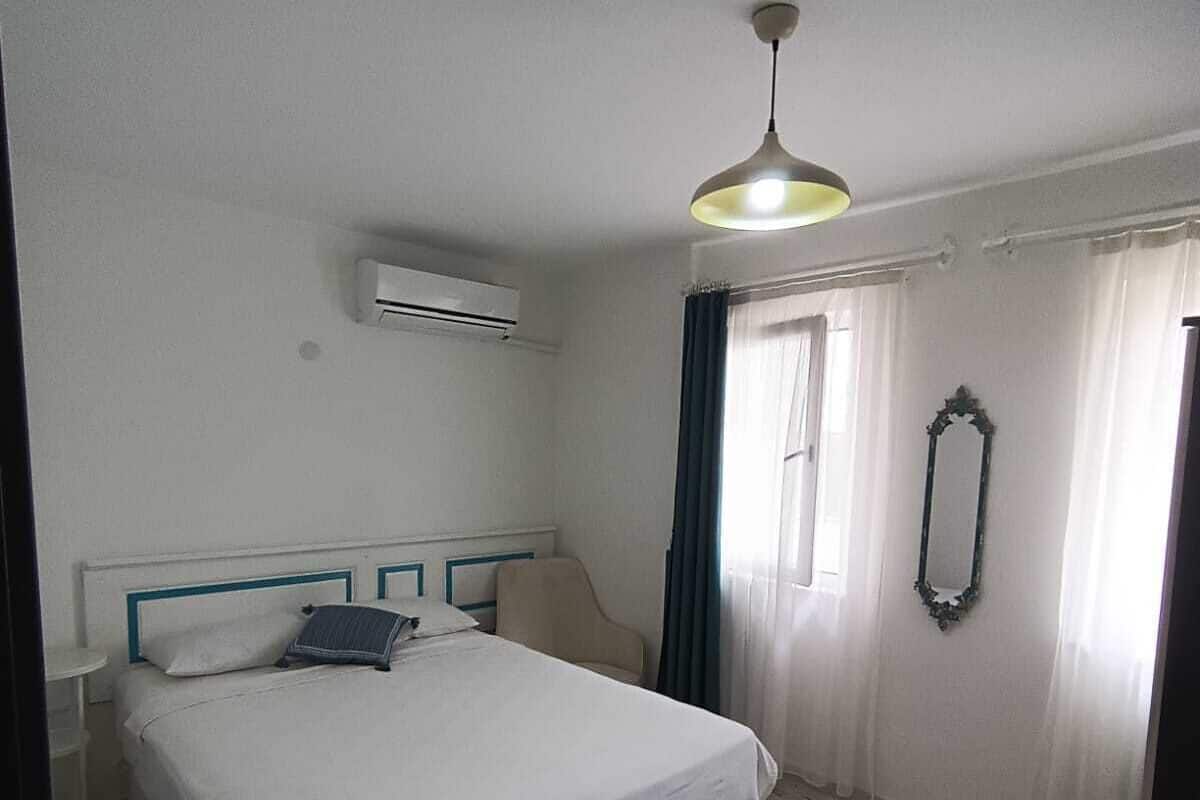 Ropa de cama de alta calidad, minibar y tabla de planchar con plancha