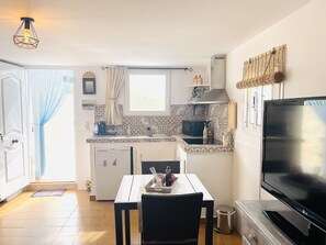 Réfrigérateur, micro-ondes, plaque de cuisson, cafetiÚre/bouilloire