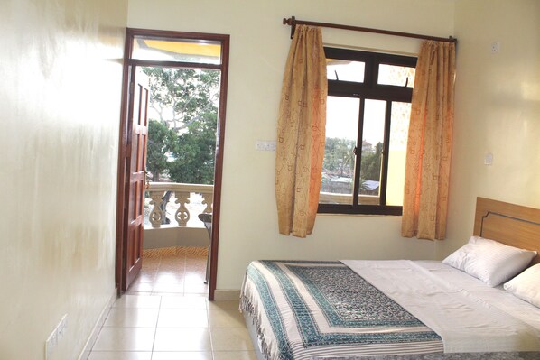 Chambre Double Deluxe | Literie de qualité supérieure, surmatelas, rideaux occultants