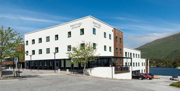 Front of property - Brattvåg Fjordhotell (Ålesund)