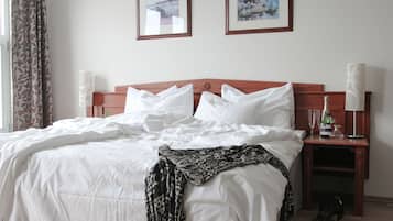 Twin Room | Desk, iron/ironing board, free WiFi, bed sheets