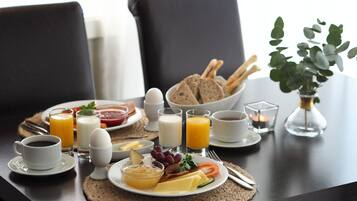 TĂ€gliches inbegriffenes FrĂŒhstĂŒcksbuffet