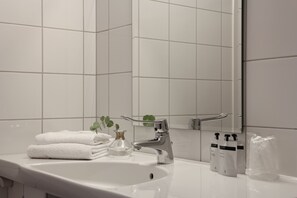 Standaard eenpersoonskamer | Badkamer | Een douche, gratis toiletartikelen, een haardroger, handdoeken