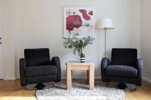Quarto casal luxo | Área de estar | TV de tela plana