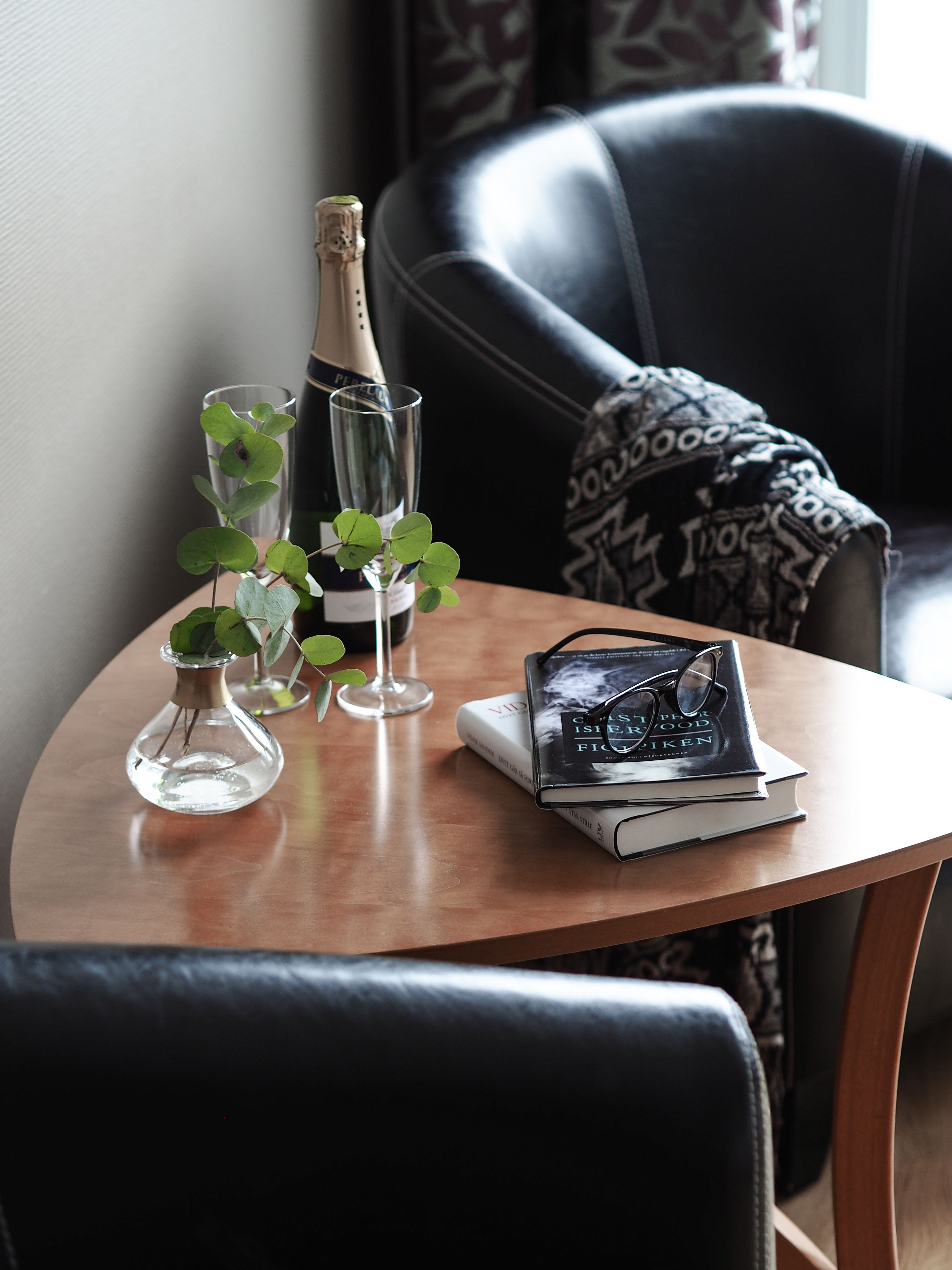 deluxe double room | living area | flat-screen tv