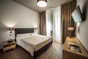 1 chambre, minibar, coffres-forts dans les chambres, bureau