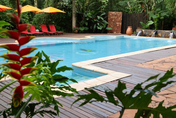 Alberca al aire libre y camastros 