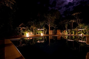 Piscina externa, espreguiçadeiras