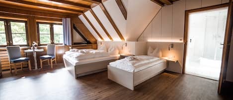 Triple Room | 1 bedroom, hypo-allergenic bedding, desk, blackout curtains
