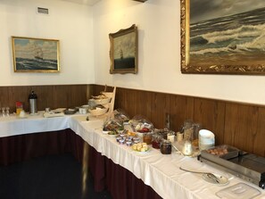 Petit déjeuner buffet (9 EUR par personne)