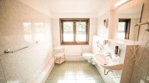 Douche, sèche-cheveux, serviettes fournies, savon